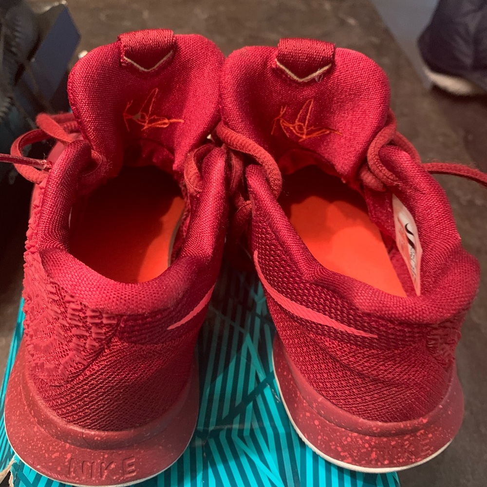 Kyrie 3 PS Size 13 C Maroon color